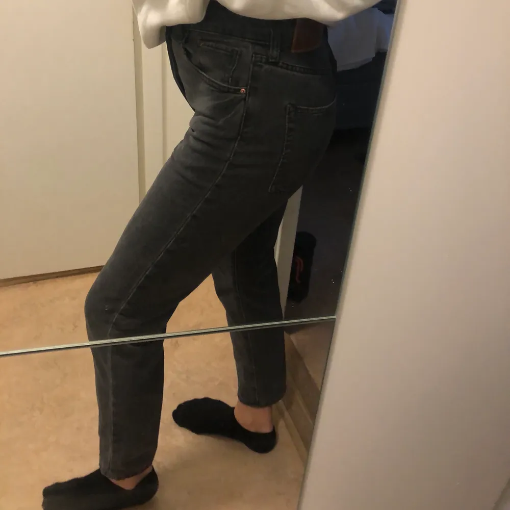 Grå/svarta jeans från hm. Passar small, jag är 172 lång. Jeans & Byxor.
