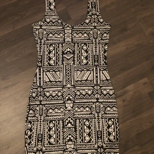 Klänning - Fin mönstrad klänning, formar sig efter kroppen