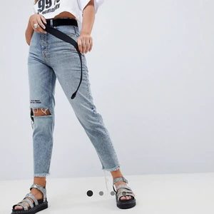 Cheap Moday Jeans - Väldigt lite använda, så dom är som nya. Köpta på boozt för ca 1 år sedan. Säljs pga för stora. Jag har normalt sett storlek 27 på jeans, detta är storlek 28 så de sitter inte så som jag vill att de ska göra. Färgen är mer rättvis på modellens bilder än på mina. Köparen står för frakt😊