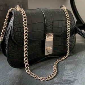 Guess väska - Säljer denna skit snygga krokodilmönstrade guess väska! Väskan har nästan anldig kommit till användning så den är nästan i helt nyskick💕 för fler bilder är det bara att fråga