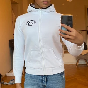 Peak Performance Vit Kofta - Koftan är i väldigt bra skick då bara använd ett få antal gånger. Nypris: 500kr på peak performance i Berlin. Storlek S men passar även XS bra.