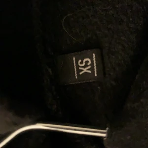 Hoodie - Jag säljer denna fina  hoodie från Johanna Ottoson för att jag har tröttnat på den och är sugen på köpa en annan hoodie, passar mig som är 165 cm lång, minns nt riktigt hur mycket den kosta men runt 300-500. Kom privat för mer bilder!💓