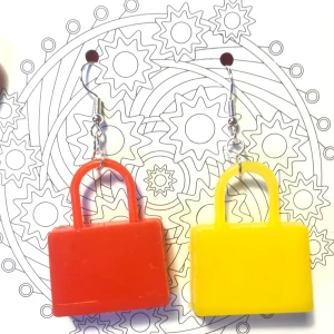 Örhängen  - Örhängen av leksaks-resväskor. de är såklart aldrig använda. De är inte tunga, typ 3 cm breda. Frakt tillkommer på 11 kr💖