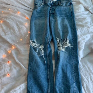 Jeans - Jeans i från Gina tricot med hål där fram. Perfekta för mig i längden som är 163, säljer pg att de sitter konstigt på mig. Möts ej upp!