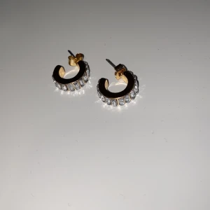 Örhängen - Super fina örhängen som jag köpte i ett det men som sedan tyvärr inte kom till andvändning 💕