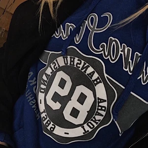 Vintage collage hoodie  - Säljer min vintage collage hoodie, skit snygg, storlek M men passar mig som vanligtvis har xs/s (sitter oversize)men passar även de med större storlekar beroende på passform. SÄLJER ÄNDAST VID BRA BUD!! Buda med 20kr över varje bud💕+frakt 63kr