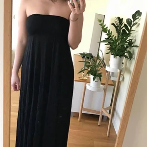 Mjuk svart långklänning - SÅ skön långklänning från H&M. En söm har lossnat högst upp och så finns det tre små hål som inte syns när den är på (se bilder). Går till golvet på mig som är 165cm. Om du köper någonting annat i min shop för över 50kr så får du denna på köpet.