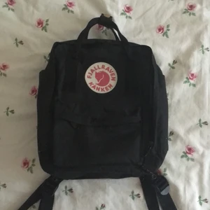 Fjällräven mini - En fjällräven väska i mini modellen, ca 20 år gammal men sparsamt använd. Fint skick!! Skriv för mer info, fraktar spårbart eller möts i Stockholm! (Pris kan diskuteras) 💕