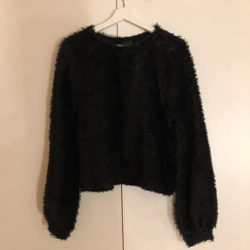 Mysig svart tröja från Gina Tricot, i storlek M! Använd men i bra skick, köparen står för frakten!✨. Stickat.