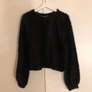 Mysig svart tröja från Gina Tricot, i storlek M! Använd men i bra skick, köparen står för frakten!✨