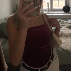 Röd/mörkrosa body  - Köpt på Bik Bok för ganska länge sedan men har används väldigt sparsamt, så den är i ett väldigt bra skick. Materialet är velour 💖