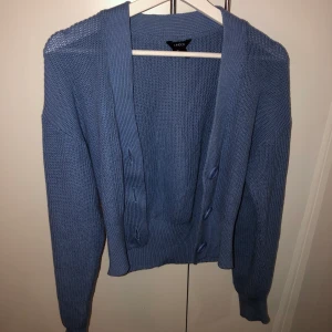 Blå kofta  - Säljer denna kofta med knappar från Kappahl i storlek XS. Bara använd två gånger så i fint skick. 