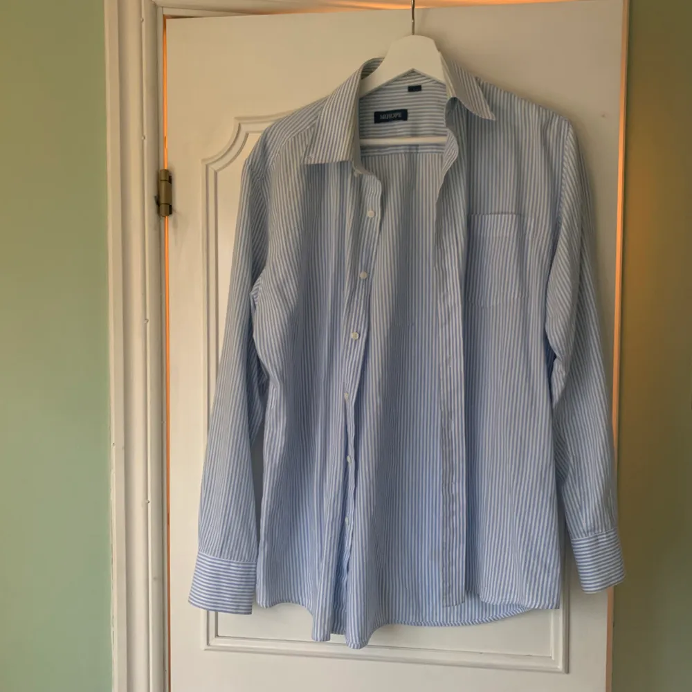 Oversize vintage skjorta, använt fåtal gånger. Swipe för mer info 🌟. Skjortor.