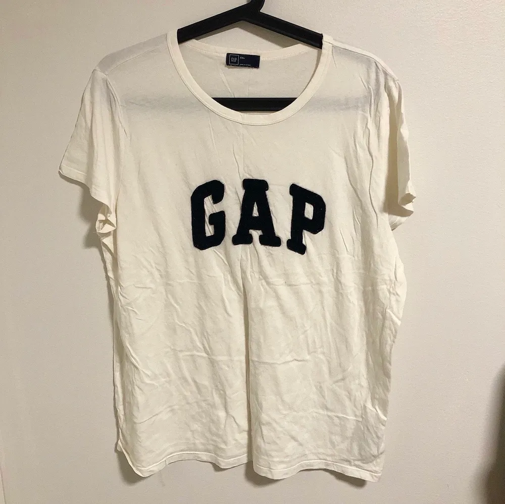 Oanvänd t-shirt från märket GAP. Trycket är i marinblått. Storlek XXL men mer som en L/XL. Köpt för 299 kr.. T-shirts.
