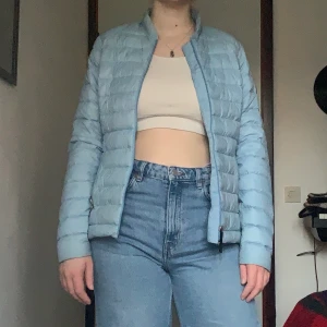 Ljusblå Vindjacka  - En ljusblå vindjacka i jättebra kvalitet från McKINLEY. Jättefin blå färg och väldigt bekväm, säljer för att jag har för mycket jackor och den inte används tillräckligt🌛 köparen står för frakt