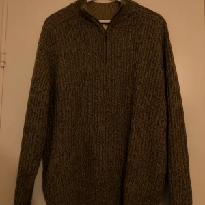 Grön zip tröja  - En grön zip-tröja från Humana. Jätte skön och jätte bra skick. I storlek L / XL, så väldigt snygg som oversized också. Frakt tillkommer. Skriv för bilder hur den ser ur på! Ser helt annorlunda ut på än på bild! 