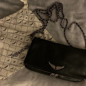 Zadig väska - Klassiska Zadig väskan, passar till allt. Köpt på Zadig butiken vid Stureplan, köpte den i september förra året för 3300kr. Dustbag och de två banden ingår! Den är i väldigt fint skick, inga slitningar! Skriv för mera bilder eller om ni har frågor⚡️ 