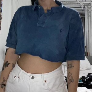 Ralph Lauren piké  - Blå, croppad piké tröja från Ralph Lauren! Lite blekt - köpt både blekt och klippt på Humana i Malmö. 