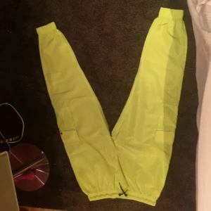 Fosforescerande gröna byxor - Ett fint par byxor.   Ej används 