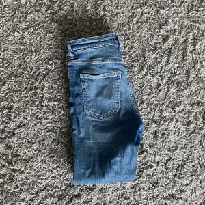 JEANS - Vanliga blå jeans från HM i storlek M, men passar även en S för dom är stretchiga. Använda 1-2 gånger, 80 kr + frakt 🚚 