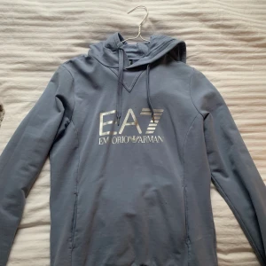 Ljusblå Armanitröja - Säljer en knappt använd Armanitröja i superfin blå. Köpt från JD sports.💞 Säljer den för 500kr (ink frakt) 