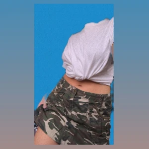 Minikjol i militärmönster!  - Säljer min favvokjol då den ej kommit till användning på senaste trots favvo... 💗 väldigt kort men rätt ”luftig” så jag upplever den som större pga det. 