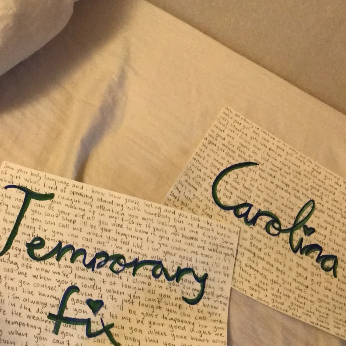 Låtar skrivna på papper, design - 90