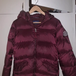 En höst jacka från märket Gant. - Säljer en vinröd höst jacka från märket Gant i storlek S. Jackan är skön och mjuk och har användts några gånger.