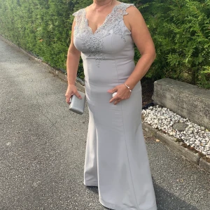 Klänning - Säljer mammas klänning i strl 44/42 för 1299kr