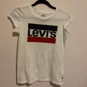Levi’s t-shirt stl:160 - En levi’s t-shirt, använt få gånger