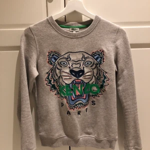 Kenzo tröja grå - Strl XS, använt två gånger, säljer pga att jag inte använder tröjan längre 