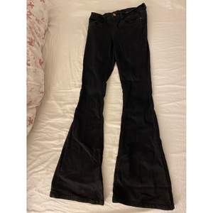 Superstretchiga bootcut jeans från bubbleroom, midjehöjden är normal, använt max 3 gånger, Storlek 38