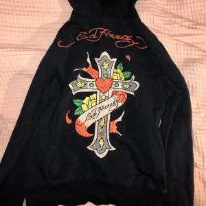 ed hardy hoodie - funderar på att sälja, buda gärna :) står att det är storlek L men passar mer som S. Har använt den ganska mycket men den är i bra skick. Budet ligger på 480!