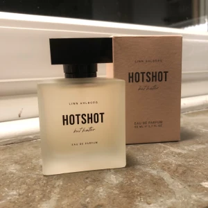 Hotshot but hotter - Linn Ahlborgs slutsålda doft i samarbete med Nordicfeel. Har endast sprutat en gång. Hade tyvärr redan en parfym som luktar liknande, så jag säljer gärna denna till någon som inte lyckades få tag på den! 600kr eller budgivning.
