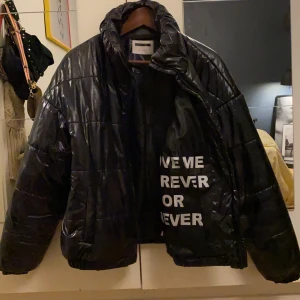 Oversize Puffer Jacket  - Är en super skön oversizt jacka. Den har fått slitningar som jag försökte framhäva i bild 2. Slitningarna är att den har tappat lite färg på vissa ställen. Själv tycker inte jag att det är neggativt utom tycker den blir coolare med dem. Köpaaren står för frakten ⭐️ Betalning via swish⭐️