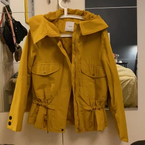 Gul jacka från mango - Super snygg gul höst/vår jacka. Super bra tillstånd då den inte har använts så mycket. Den är kort i modellen men har bra och långa armar. Även skysterbar i midjan. Betalning via swish🌸 (+frakt)