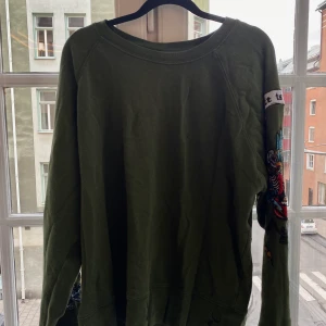 Zadig and Voltaire tröja med döskallar  - I storlek L men är overzised på mig som brukar ha allt ifrån xs- m. 