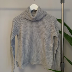 Stickad - XS - Säljer min stickade från Gina Tricot. Kall grå färg men krage. Har lite för många stickade så måste rensa ut. Önskas fler bilder? Skriv 👋🏼