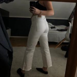 Vita jeans  - Säljer vita jeans från lager157. Jenansmodellen är LANE. Storlek S. 150kr