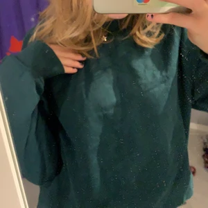 Grön tröja - Säljer en mörkgrön collegetröja från zara, nästan aldrig använd. Buda!!!
