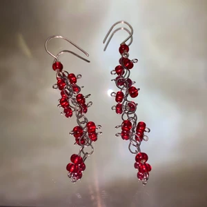 Örhängen - Handgjorda örhängen med fina röda glaspärlor❣️ Krokarna är gjorda i silvertråd. (Frakt ingår i priset!)                                                                                —————————————————————                                                                                  Kika gärna in på min profil, säljer en massa olika handgjorda smycken💃🏼 perfekt till dig själv eller i present till någon❣️✨