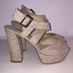  - Beiga klackar från dinsko. Sköna att gå i och supersnygga till bruna ben på sommaren! Har använts 1-2 gånger ute. Köparen står för frakt:)