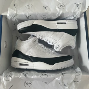 Jordan 3 x fragment  - Air Jordan 3 x fragment design i 40,5 (US7) herr 🤍 helt nya med låda. Buda! Fraktar eller meetup i Sthlm