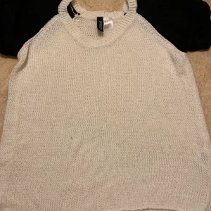 Stickad kortärmad tröja  - Svart och vitfärgad