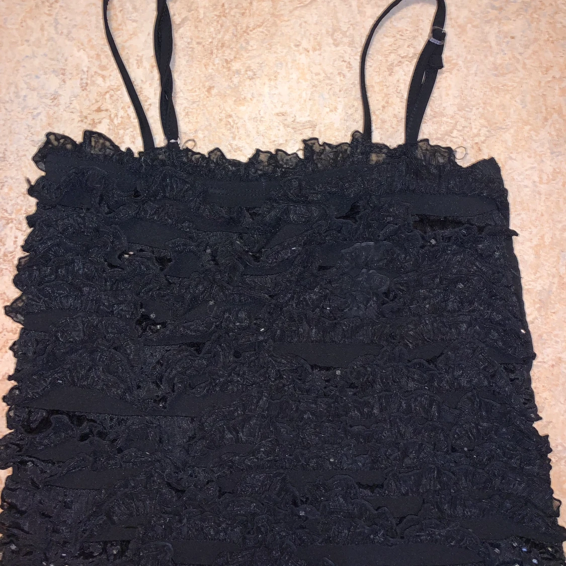 Kort partytopp med pärldetaljer