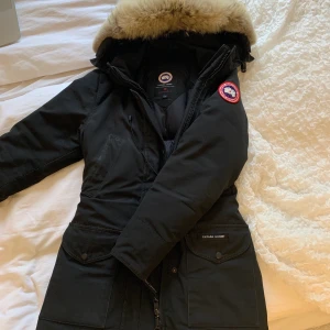 Canada Goose Jacka  - Intressekoll på min canada goose trilium parka, då jag börjat tröttna lite på den. Fint skick & kemtvättad en gång, strl XS men passar även S 💕