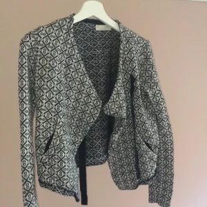 En kofta som kommer ifrån odd molly (Äkta) - En kofta från odd Molly den är äkta storlek 1 den är jätte dyr i vanliga fall 