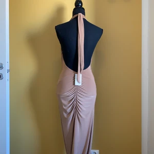 Klänning ifrån Rebecka Stella  - Så vacker och sexig klänning ifrån Rebecka Ställa. Aldrig kommit till användning. Prislappen är kvar storlek s frakten räknas ligga på 63kr eller 127kr om du vill kunna spåra det. Du kan även hämta klänningen utanför min lägenhet.