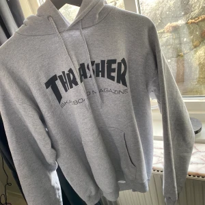 Thrasherhoodie  - Kollar intresset av min gråa thrasher hoodie, superbra skick och älskar den men lite för liten. Skriv gärna vid intresse eller om fler bilder💗 obs den är äkta! BUDA!