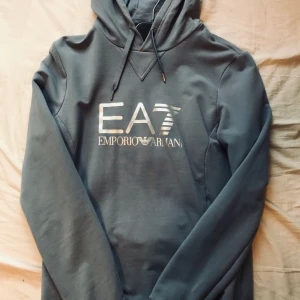 ARMANI  - Hel och ren, använd ett par gånger. Står ingen storlek men skulle säga Xs-S. Köparen står för frakten. Pris går att diskutera vid snabb affär 